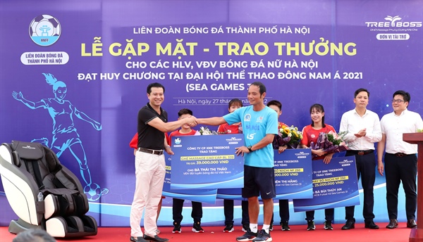 Các nữ tuyển thủ nhận trao thưởng của Liên đoàn Bóng đá Hà Nội